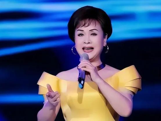 肖劲光大将的儿子娶了李谷一，老父亲只写了一封信，背后的深意让人动容。
 
肖劲光