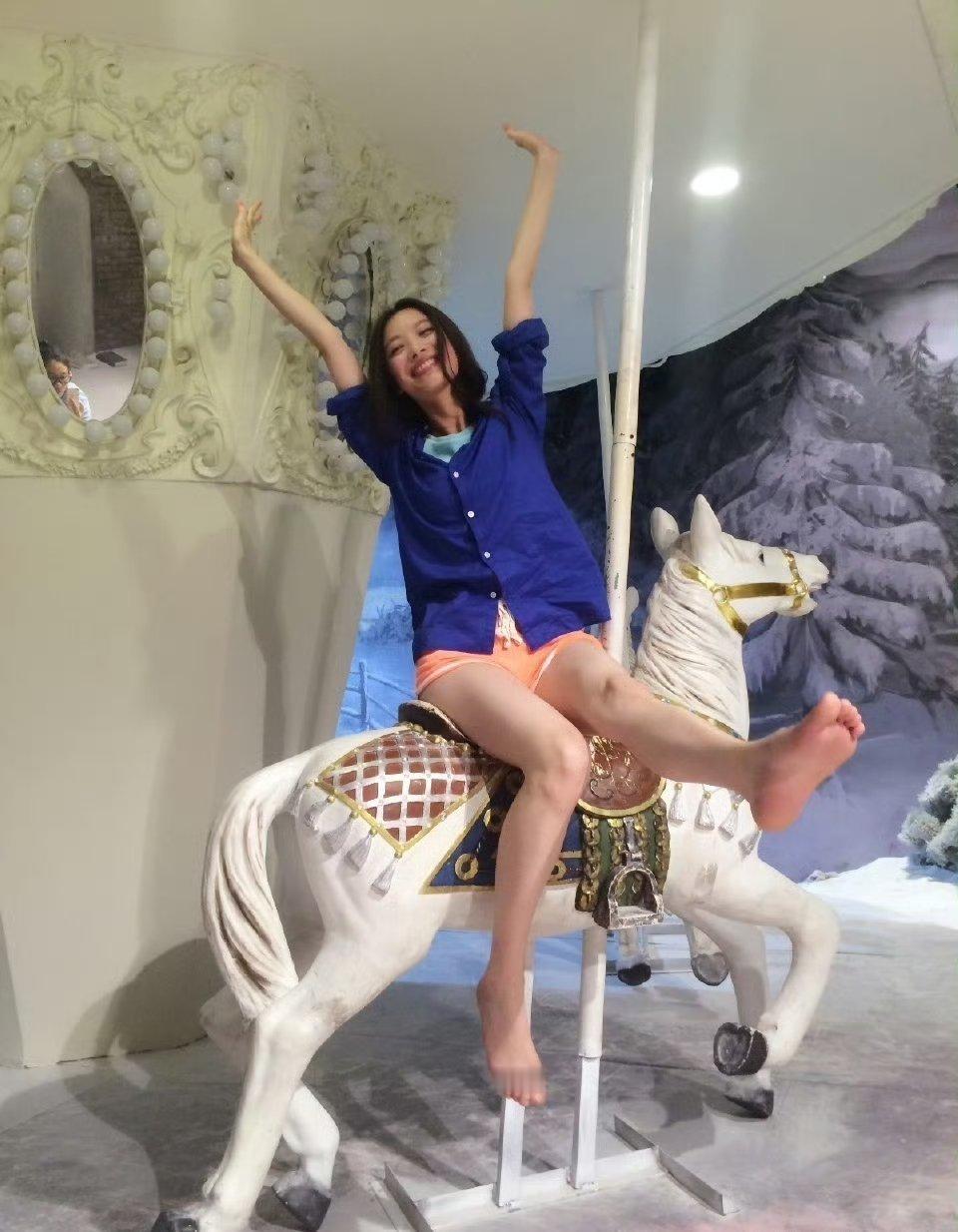 倪妮光脚丫～～倪妮欣赏樊振东倪妮明星 ​​​