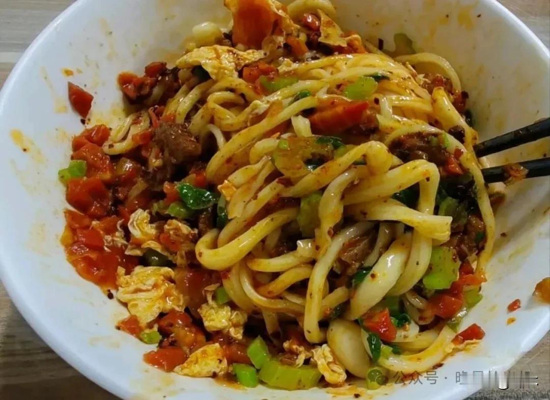 特意找到了联盟新区北门附近这家低调的小馆子。说低调，是真的低调——门面不大，招牌