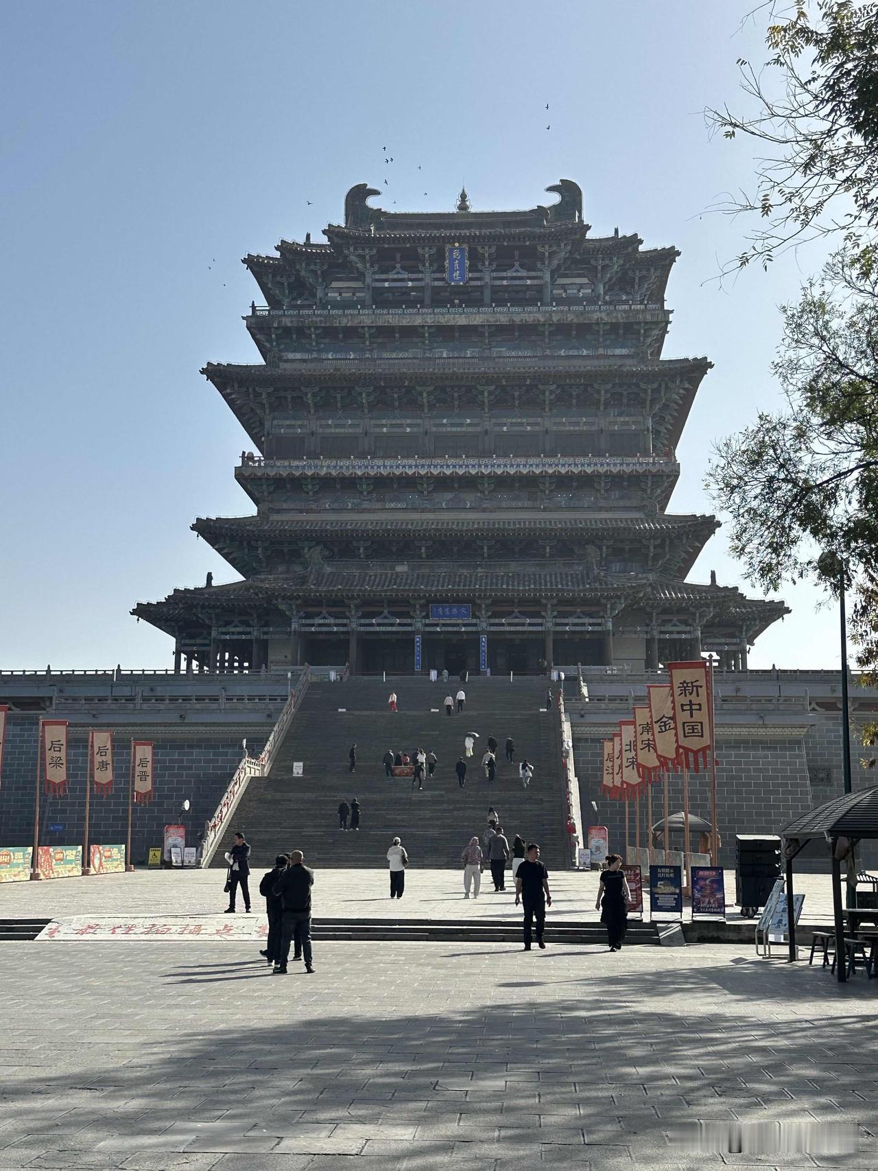 我们俩的旅行就跟兔子被狼追一样，一会这里，一会那里。
这会又到了鹳雀楼了。
买了