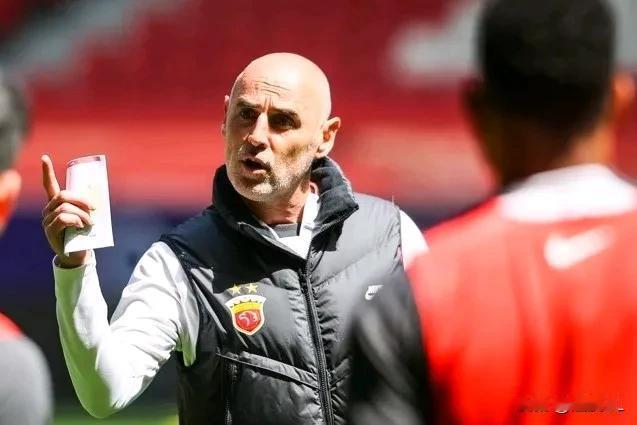 中超球队想赢上海海港？难如登天！究其原因，只有两点:
  第一，有钱并且还有先见