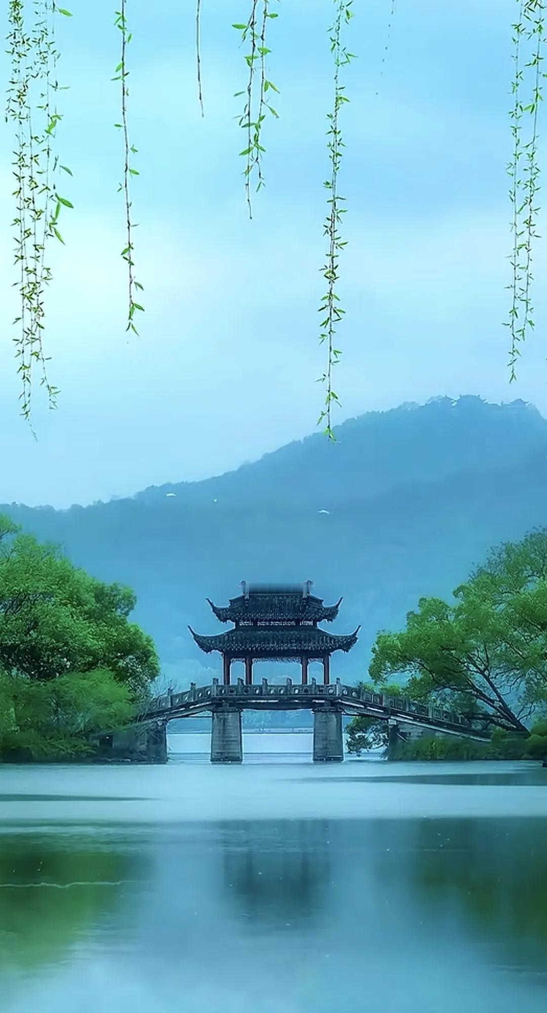 古桥横跨碧波，山水相映如画卷。#风景# #美图美景图片# #美景创作灵感# #爱