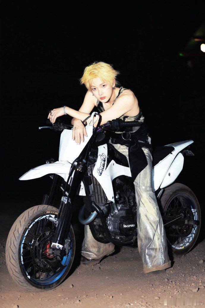 周震南说高音梦里练的燃炸一天帅成机车男神，评论区全在刷好萌，南极星日常跟正主走对