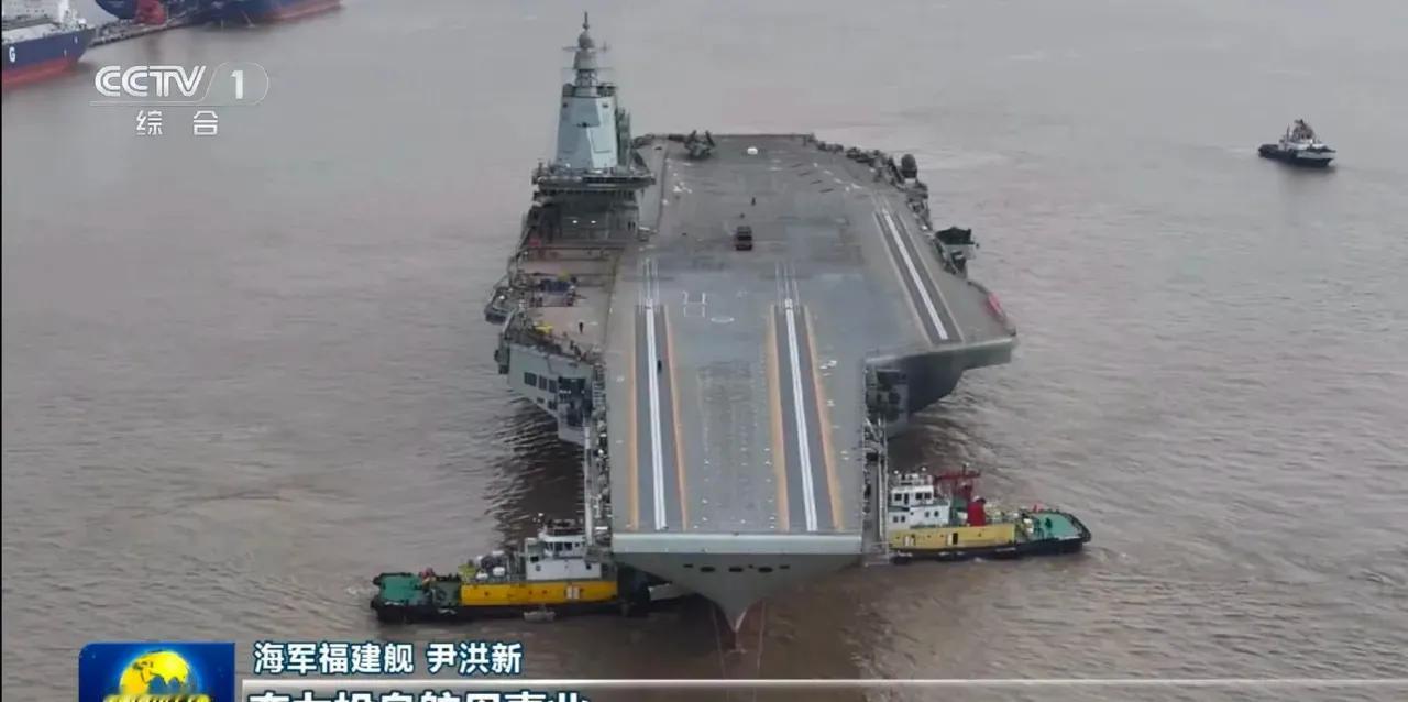 福建舰（左）山东舰（有），国产航母进步一目了然