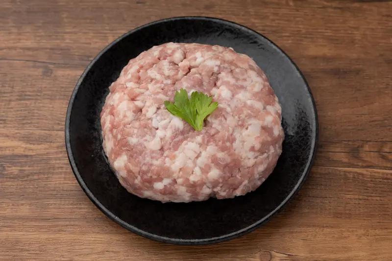 我不会在外面绞肉。去菜市场，很多人图省事让摊主绞肉，觉得专业工具绞得好还干净。但