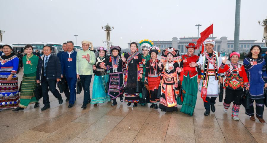 西方这双标，可以休矣！
美国把英语定为官方语言，叫“促进国家团结”。中国推广普通