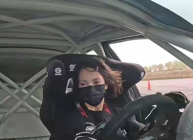 狗仔喊话金晨！这瓜太炸裂了
 
金晨出交通事故了？狗仔直接放了监控截图，还喊话金