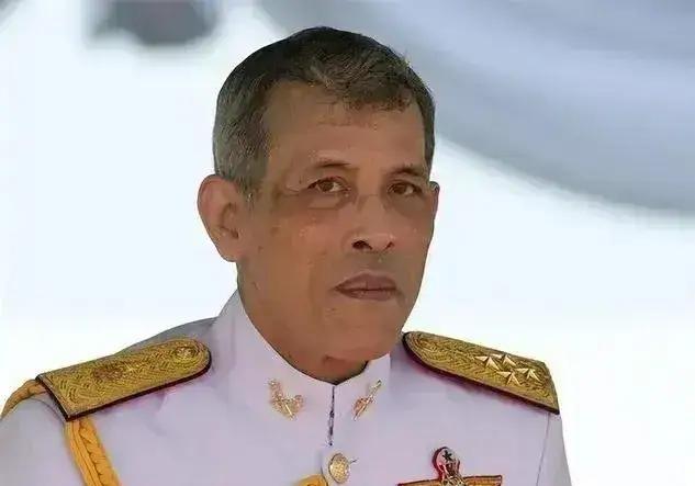 泰国国王拉玛十世最后做了个顺水人情，退回了为泰党解散国会的法令，为泰党不得不下野