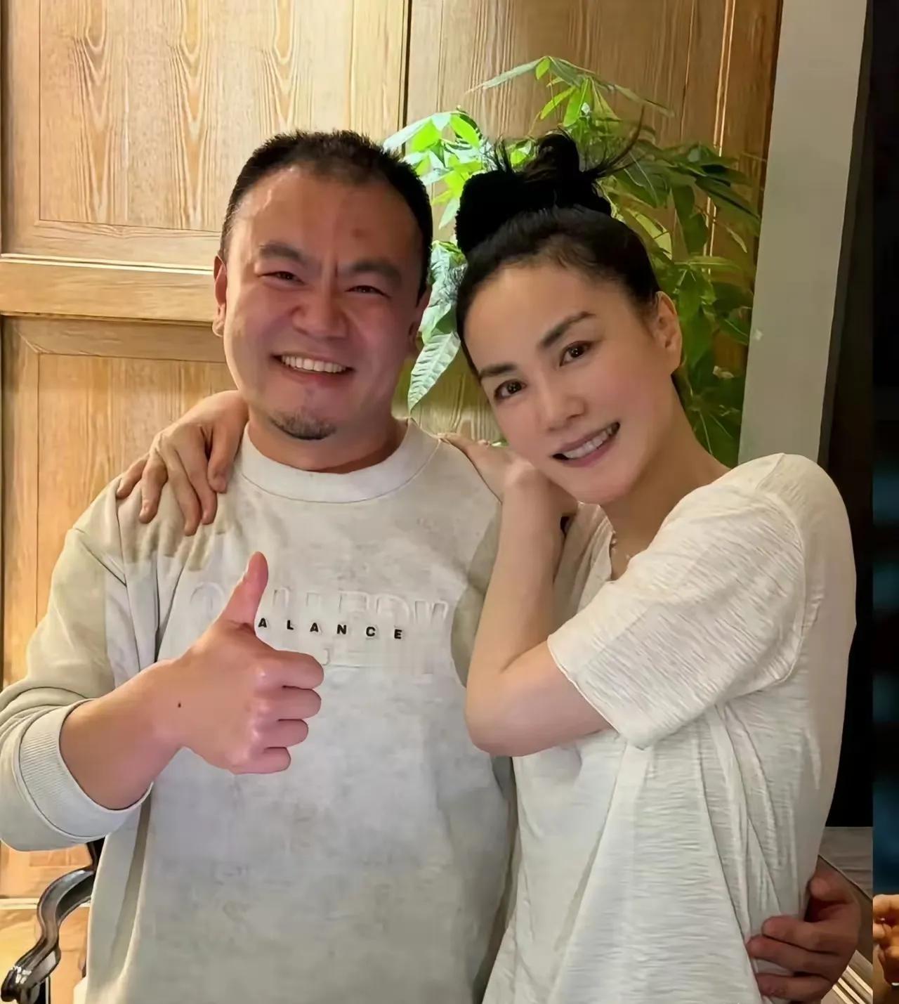 56岁王菲颜值回春，少女感十足，非比李亚鹏，她活得真实坦荡。

只见王菲和录音师
