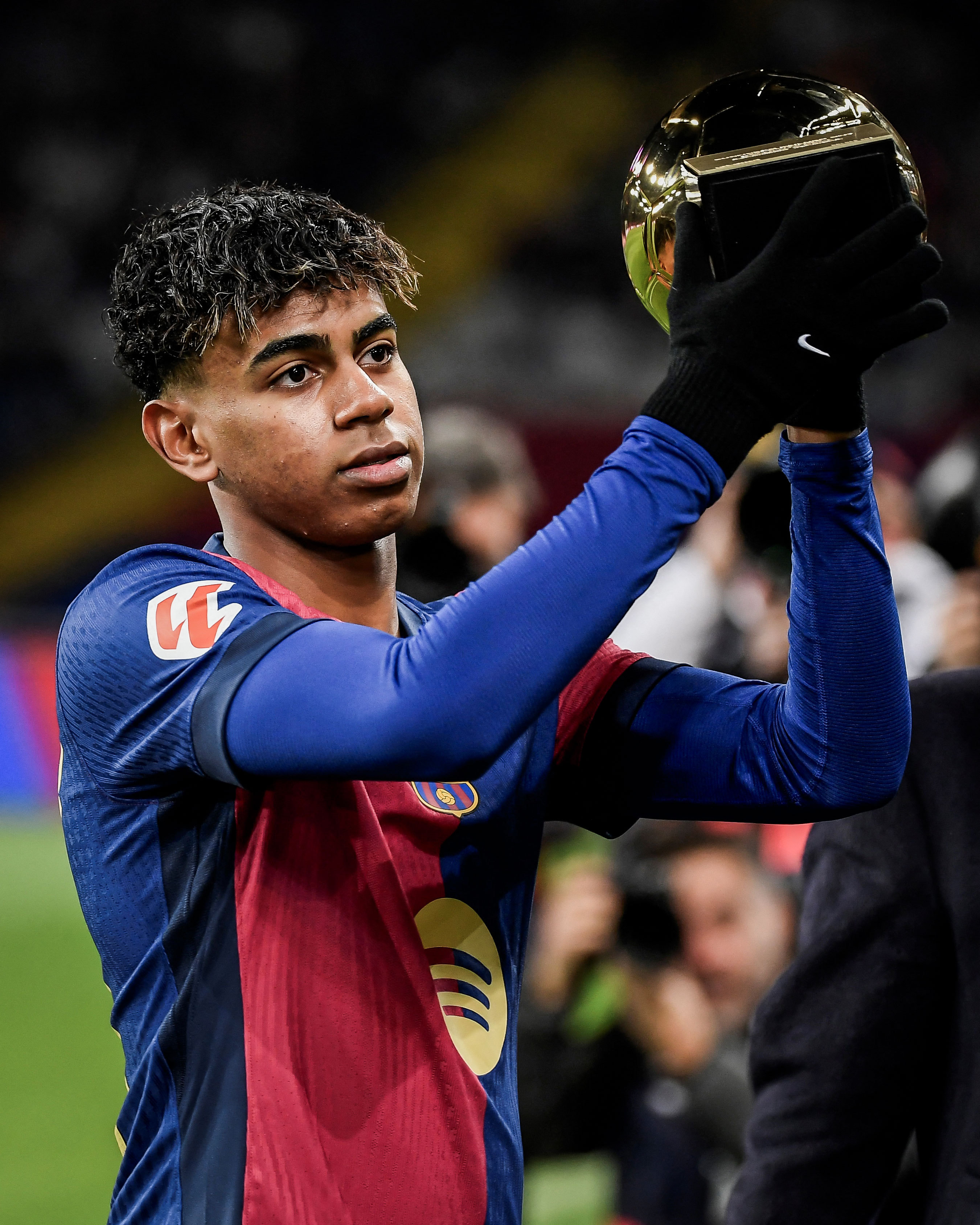 巴塞罗那医疗新闻❗️一线队球员拉明·亚马尔在周日对阵莱加内斯的比赛中右脚踝受伤，