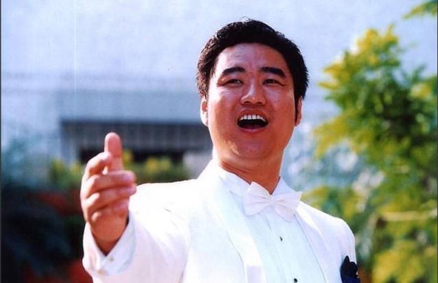 2005年，歌手丛飞病重，停止了对贫困儿童的资助，有家长打来电话，质问：“你不是