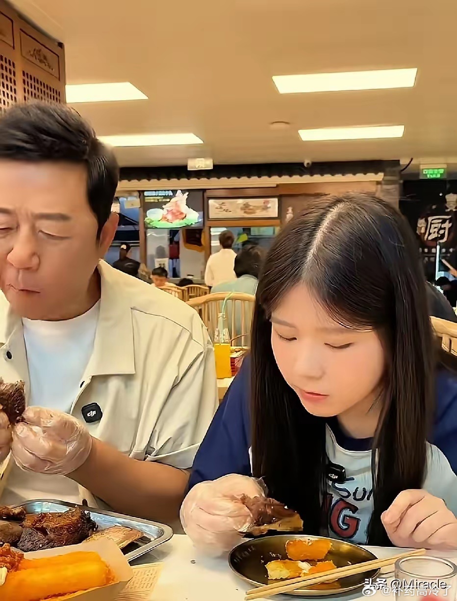 郭涛带着闺女下馆子，全程耐心陪吃陪聊，给女儿递吃的、教她尝味道，妥妥的宠女狂魔一