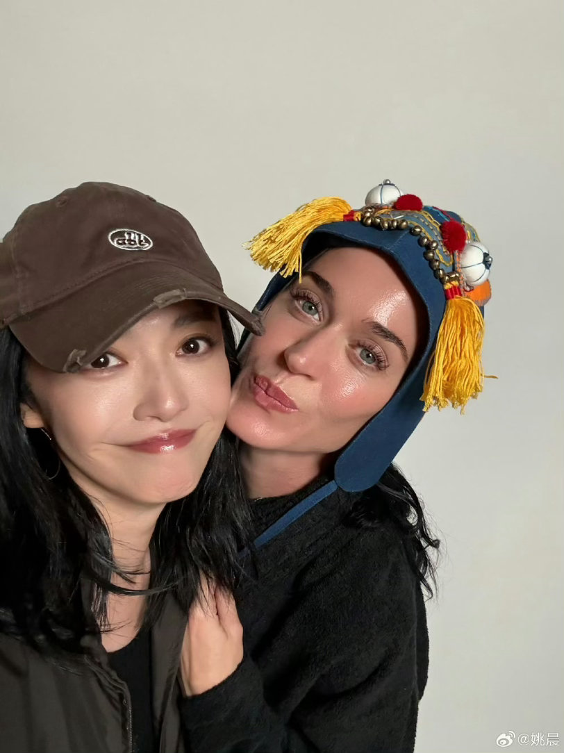 姚晨水果姐合照姚晨送水果姐虎头帽 姚晨与水果姐Katy Perry惊喜同框！不仅