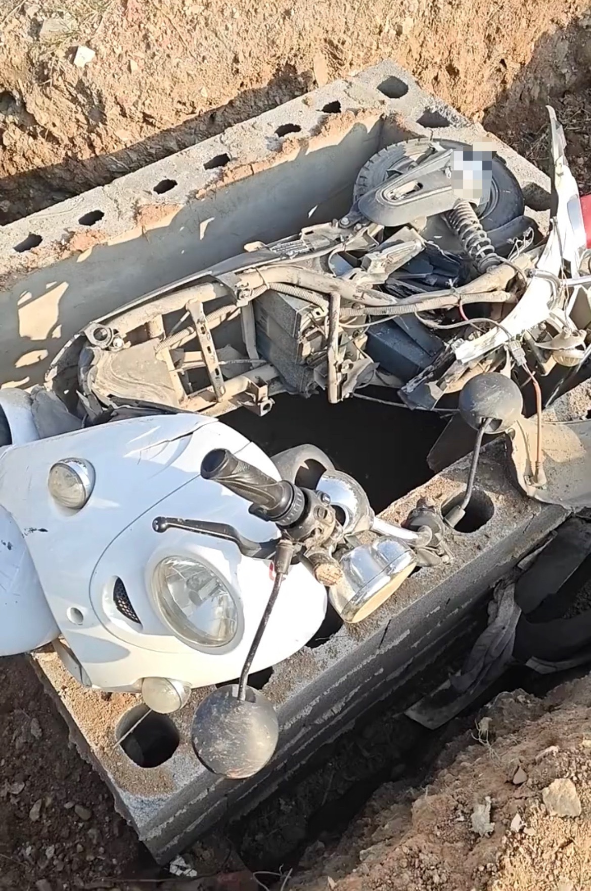 4月24日，网友反映：玉林某西路口新能源轿车把电车撞报废飞坡地，驾驶员有事吗？同