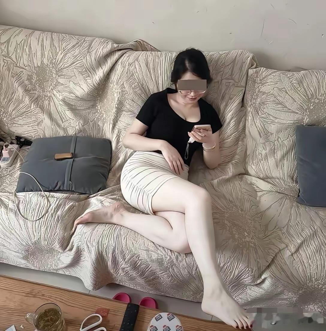这是谁家的婆娘，这么胖，太胖了，再瘦一些应该会更好看些。