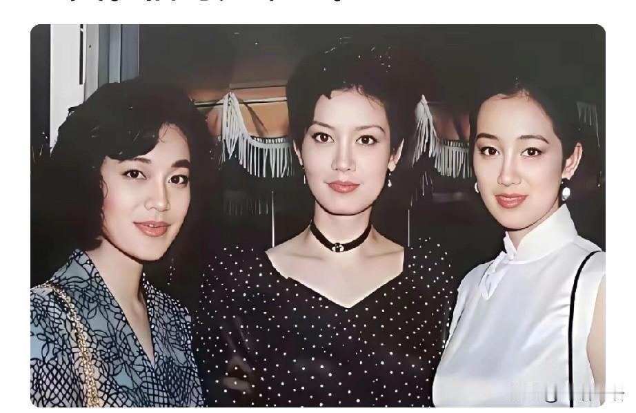 三位超级大明星同框，中间是潘虹，左边是巩俐，右边是艾嘉。
照片摄于1988年，那