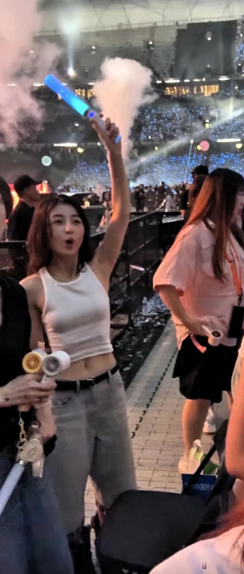 张子枫真的是一个简单的女孩子！头一次见到子枫去看演唱会这么快乐！这么嗨的状态！看
