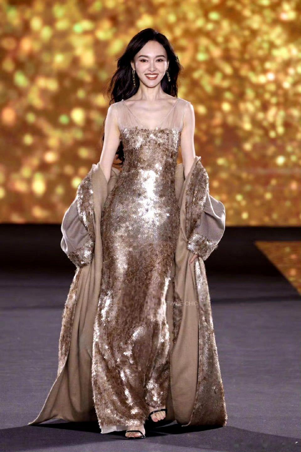 #好怕唐嫣突然说一句China# 真的很像要喊China哈哈哈哈哈，但是很美丽大