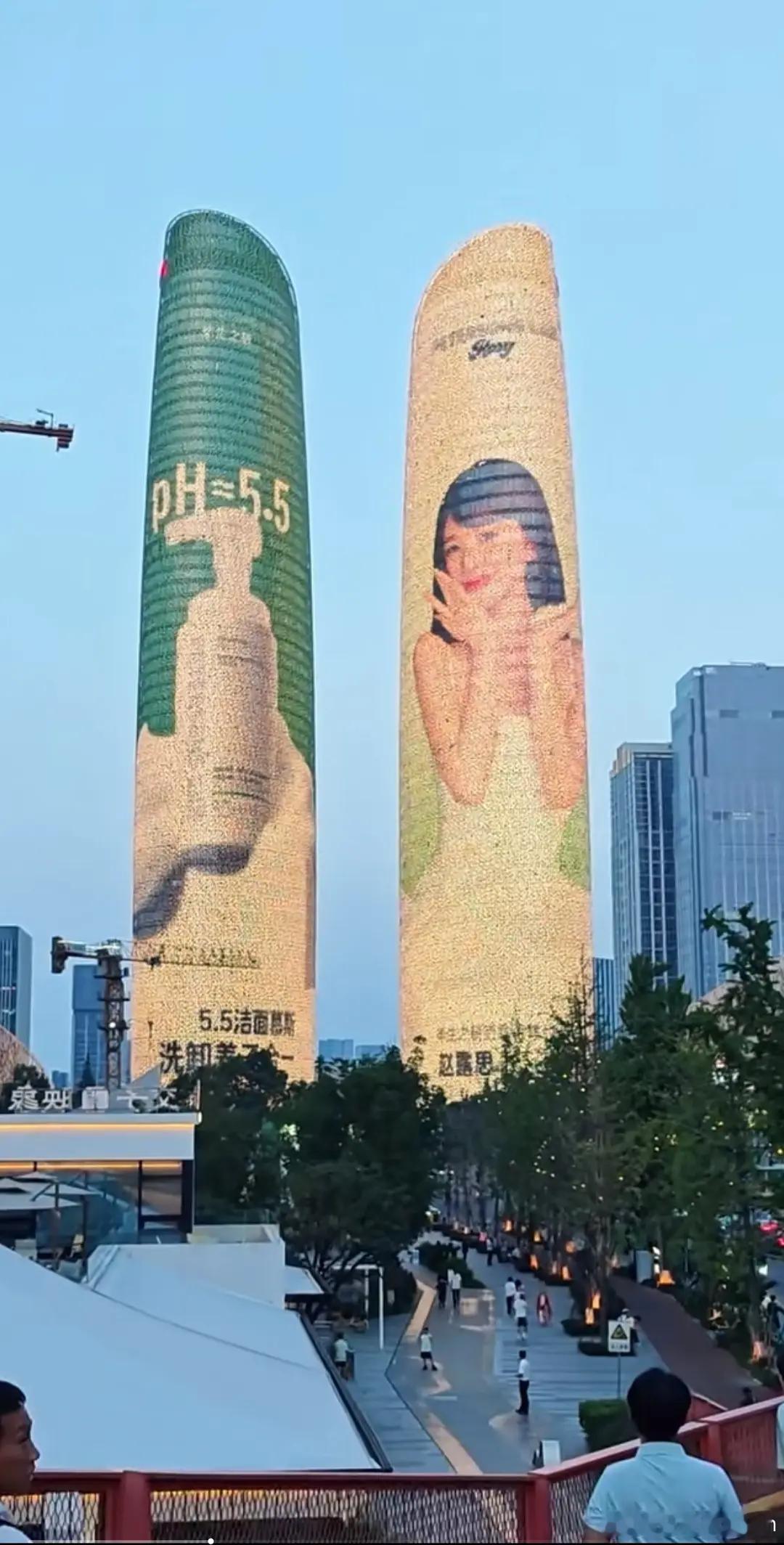 品牌是真的宠，赵露思七登双子塔