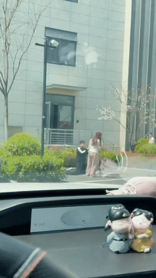 这位戴眼镜的大哥你还是放手吧！
你的女朋友已经不爱你了？
你就这么放下男人的尊严