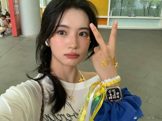张雅钦去看鹿晗演唱会了 是谁又在柠檬树下排排坐？哦是我！鹿晗演唱会怎么总有新惊喜