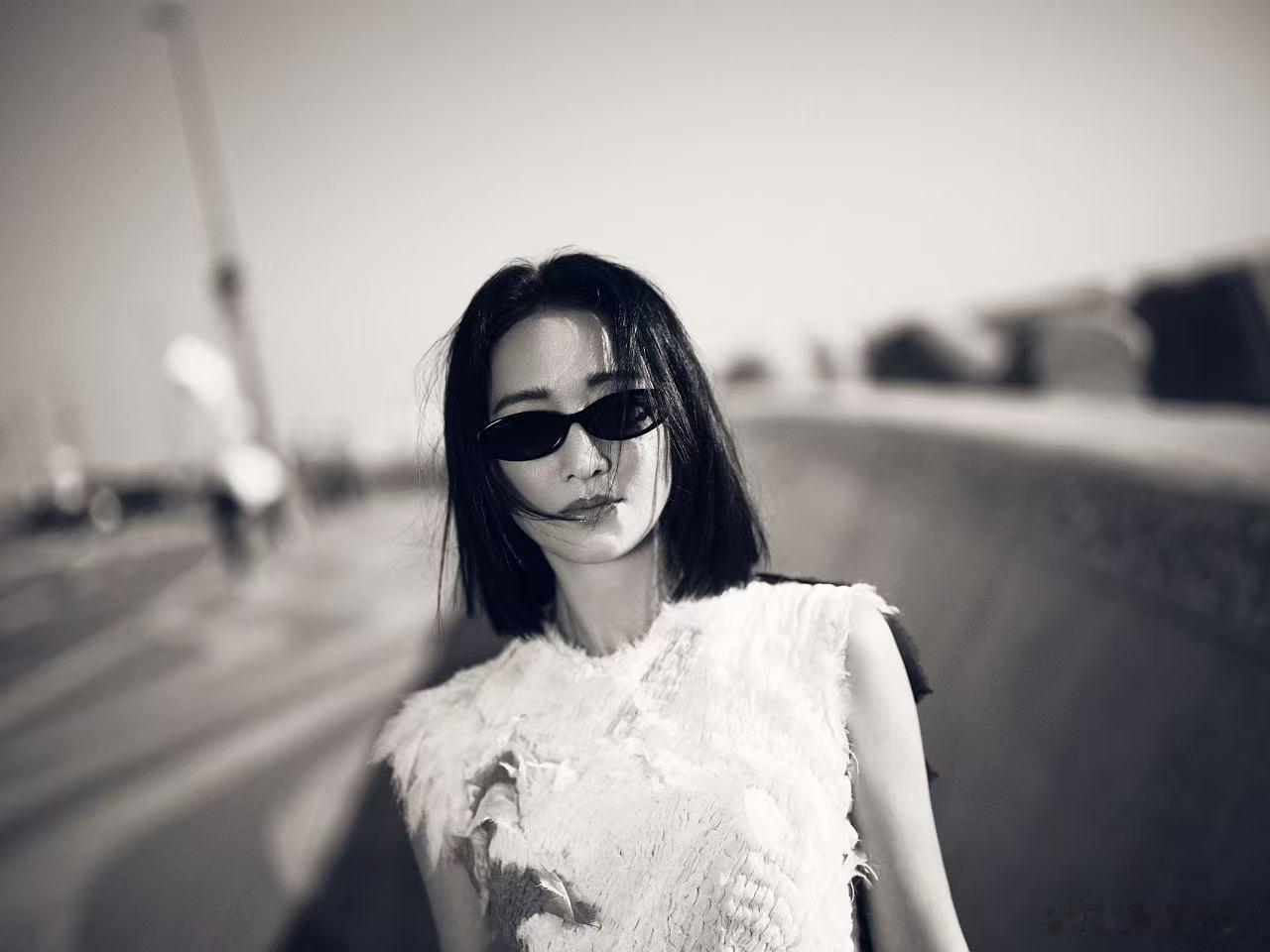 周迅釜山电影节首穿香奈儿高定 高定首穿的底气，源于演员本身的实力。周迅赴釜山电影