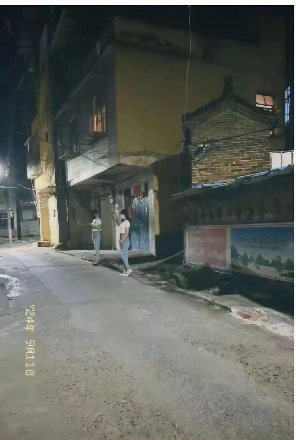 这么晚还不回去睡觉站这里干嘛