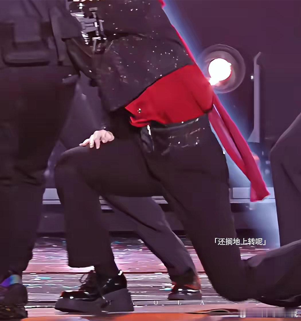 严浩翔的鞋这么大吗？ 