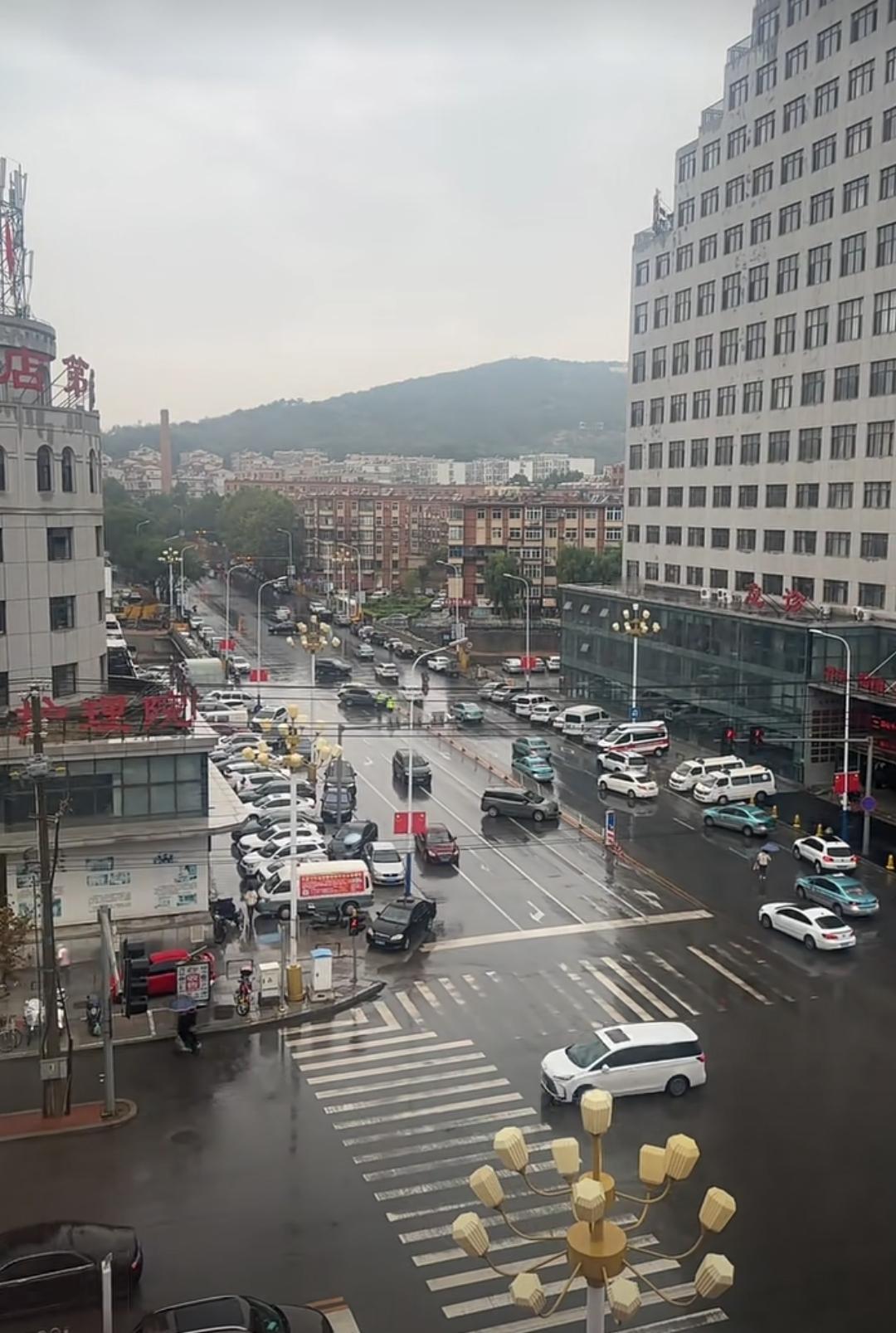 经过几个月努力，瓦房店三院附近这条路终于整好了。