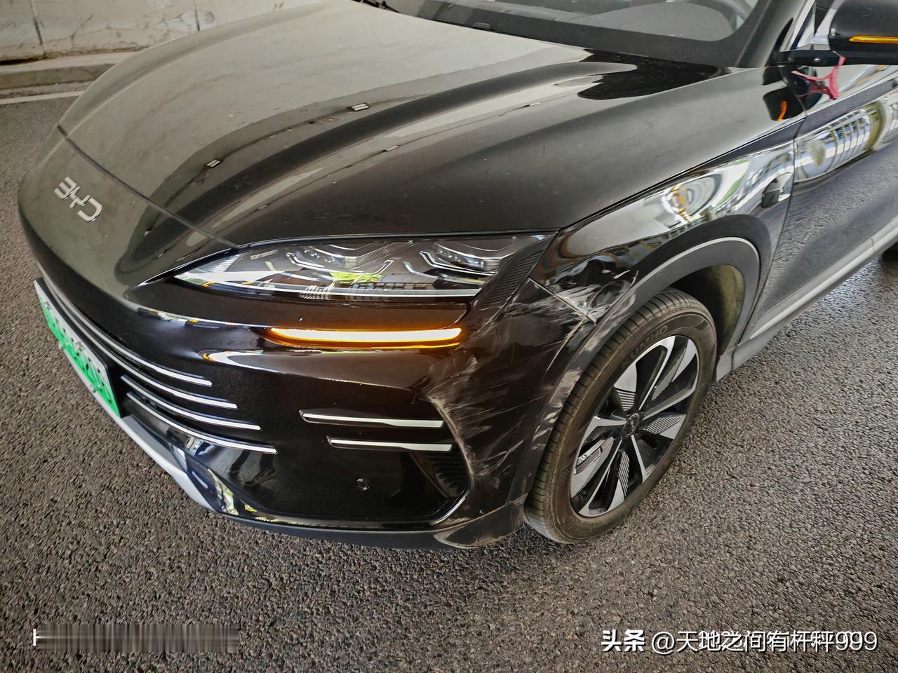 昨天上午，我开车在西安安远门桥下，因是三道变俩道，我正常行驶，后面一白色小轿车快