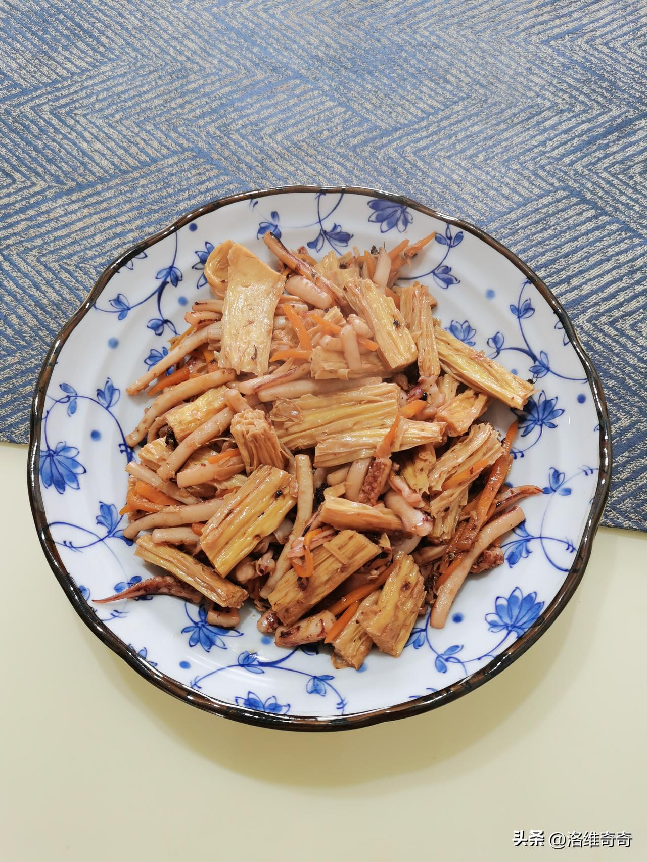 食堂阿姨的三大特点：
手抖、健忘、打菜看心情，
肉永远在别人碗里，我的碗里全是蔬