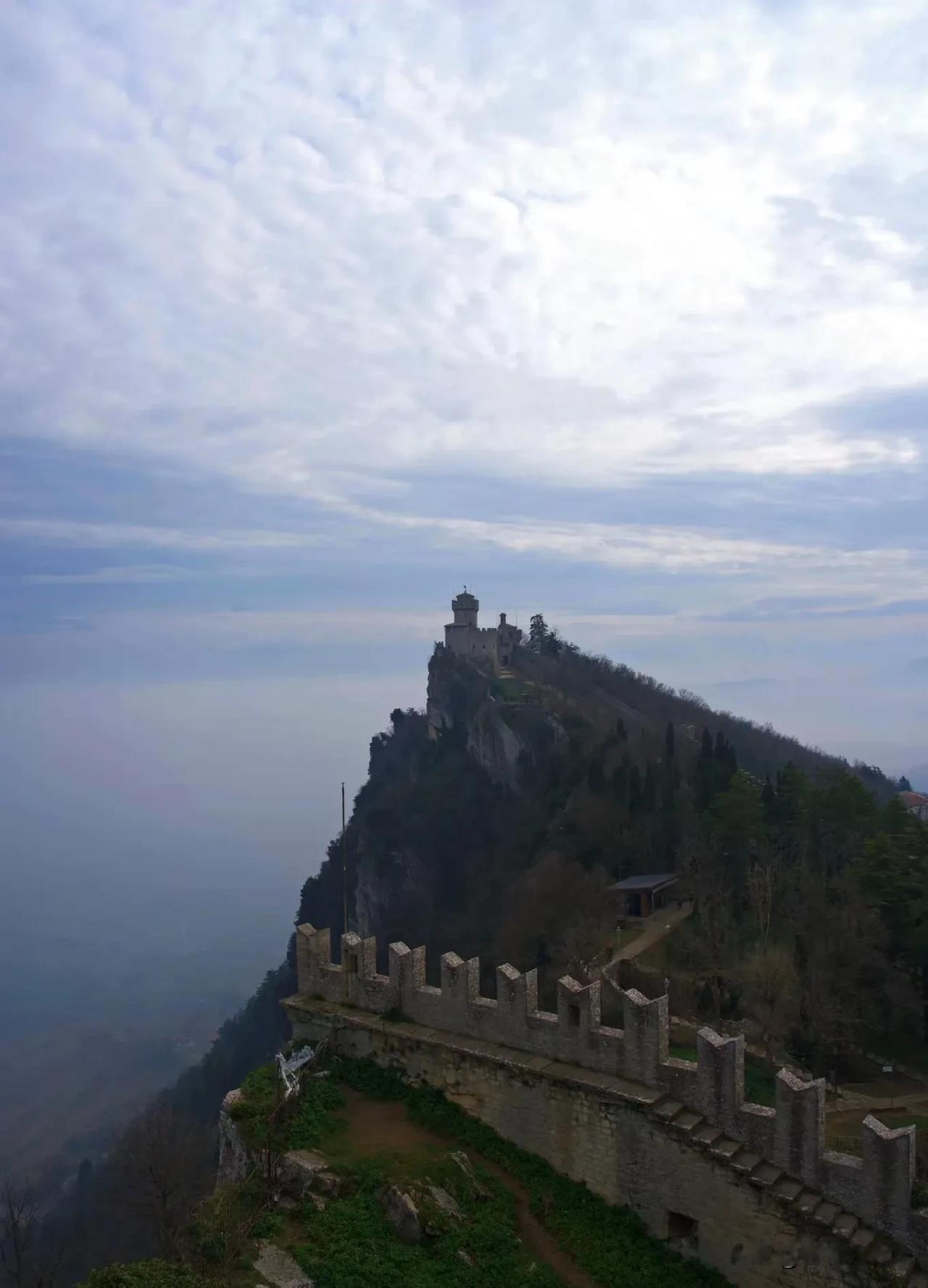 上联：浅浅深深河中水，有请下联层层叠叠山上云。