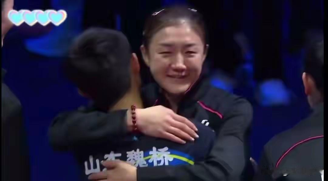 是谁感动了陈梦？让她当场流下了热泪！19日晚，全运会女乒团体决赛上演顶级对决，一