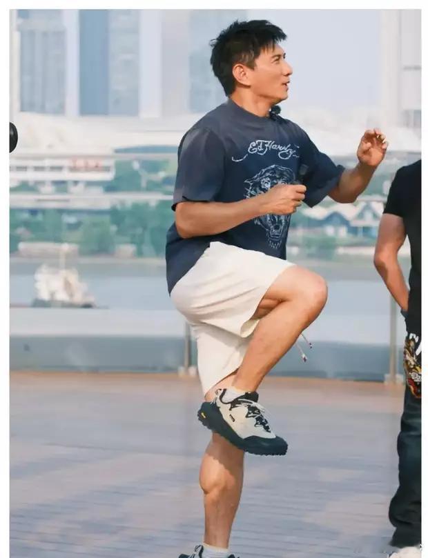 网友在上海偶遇吴奇隆录制节目，与好友拍照互动，笑容灿烂，活力满满，看起来状态超好