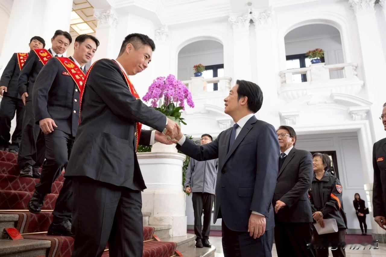 赖清德今（13日）在模仿我们搞“英模”，接见了一群所谓的守护台湾的英雄模范，他在