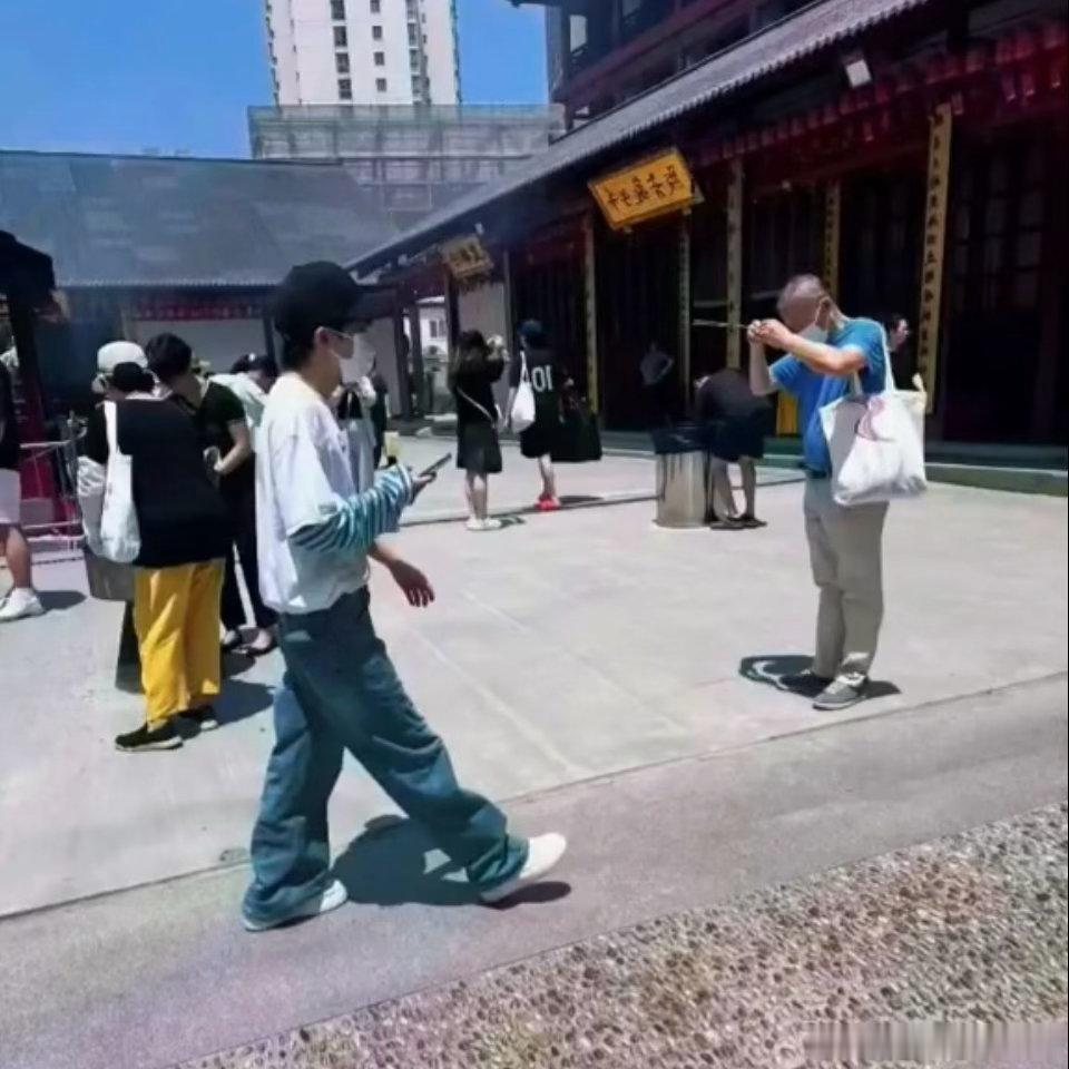 周深去祈福了，他怎么这么好去为生米们祈福。 