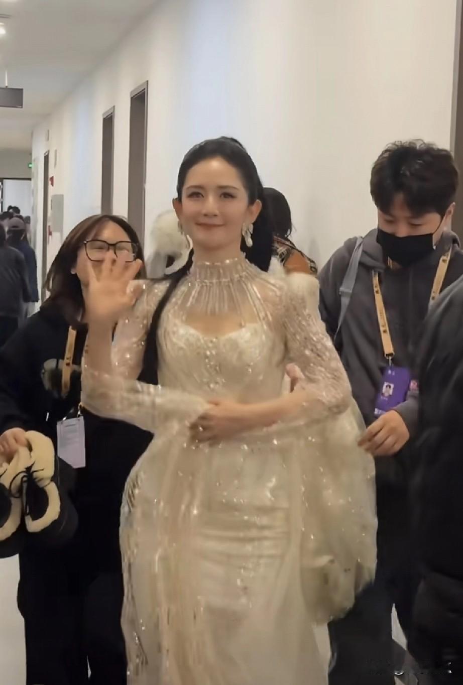 谢娜，往昔在《快乐大本营》可是一位既搞笑又幽默风趣的主持人。她沉寂了几年，如今一