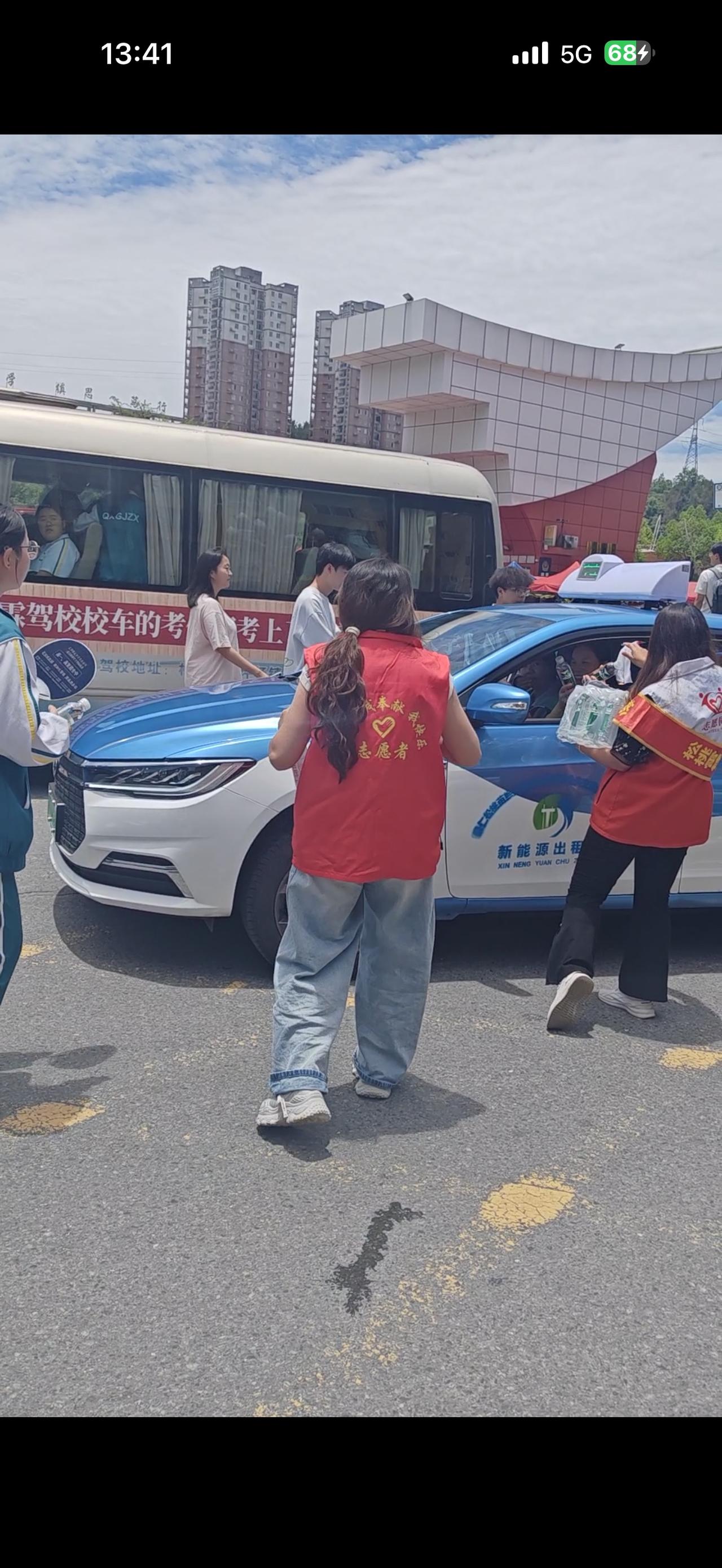 烈日送清凉 善意护高考——松桃雷锋班暖心奔赴盛夏考场
———西部杨刚
六月盛夏，
