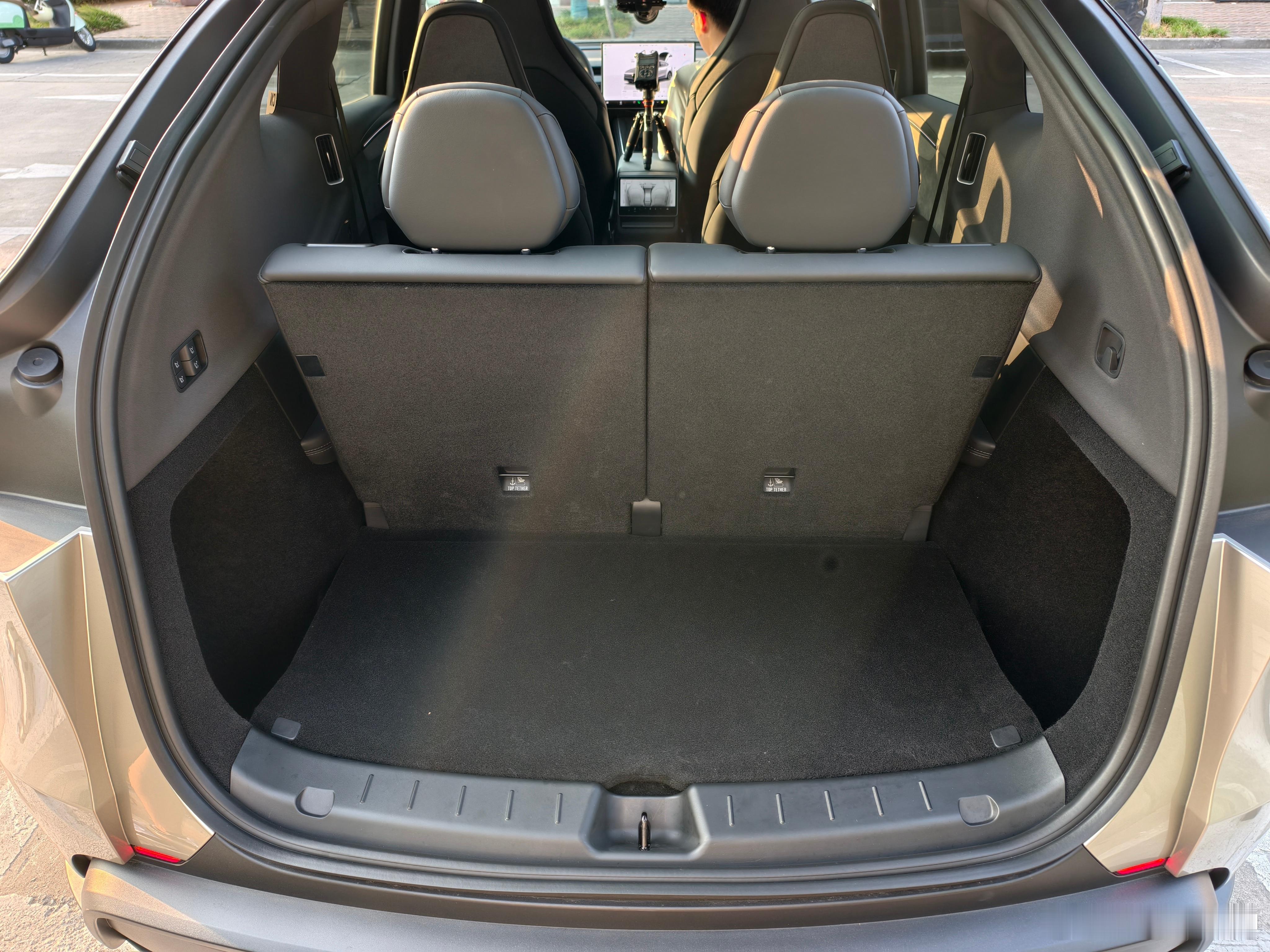 特斯拉 Model Y L 后备箱容积只比乐道 L90 小 10 L。 ​​​