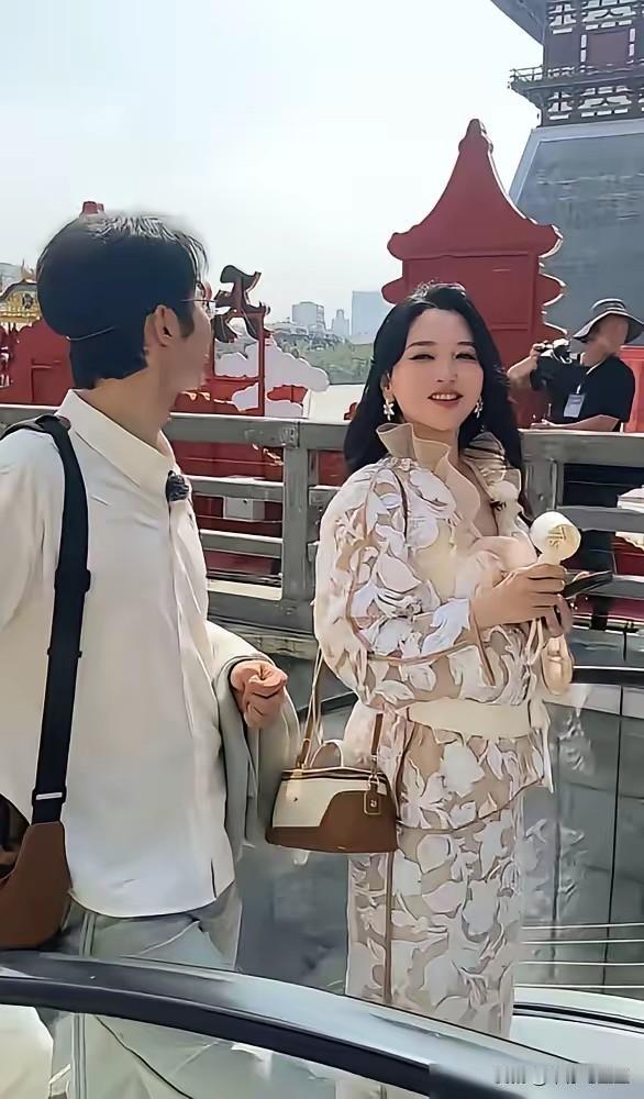金莎在《妻子的浪漫旅行》里边，是不是已经怀孕了？
看这图片，肚子都大了，还绑着一