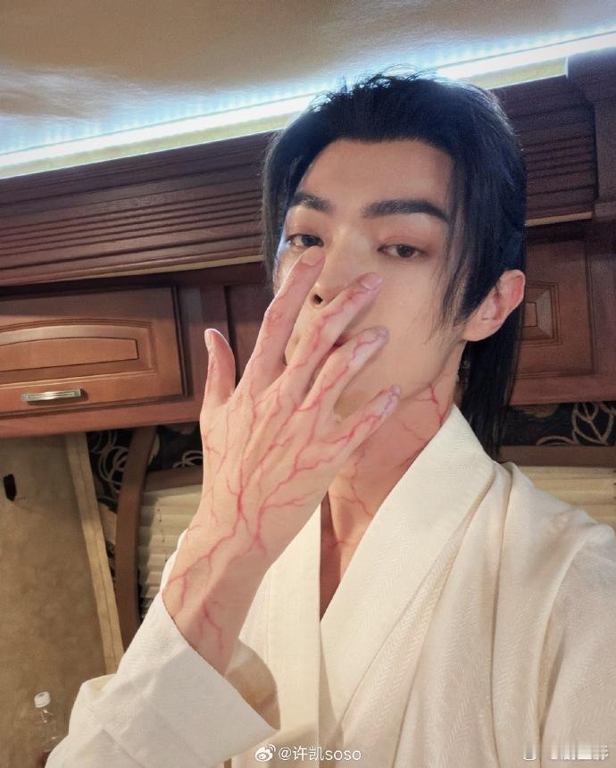 许凯发了不是今天拍的库存图 绝对就是没有想到许凯发了不是今天拍的图，看到三张的库