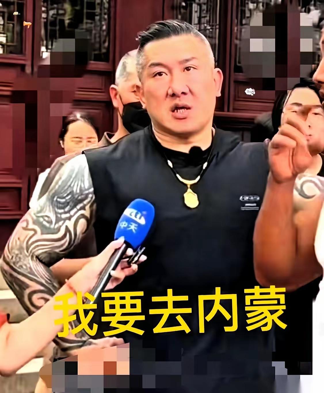 刷到了馆长的消息，有点感慨。
一个大男人，因为接了个大陆的广告，在镜头前激动得像