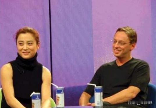 1997年，李玲玉嫁给犹太富商杰瑞，新婚夜，李玲玉开玩笑说：“你不怕我嫁给你，是