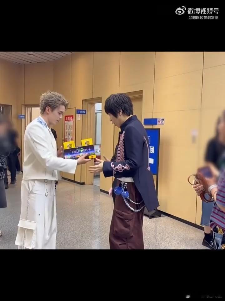 吴磊阿信互送中秋礼物吴磊一日舞台体验vlog看点满满，和阿信互换中秋礼物格外真诚