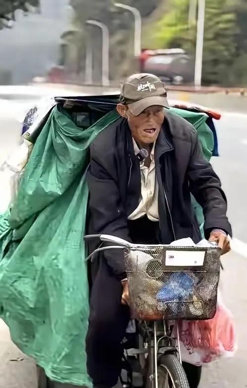 老人一夜痛失全家，骑三轮车浪迹天涯等死，没想到硬生生多活了30年
 
有一个老人