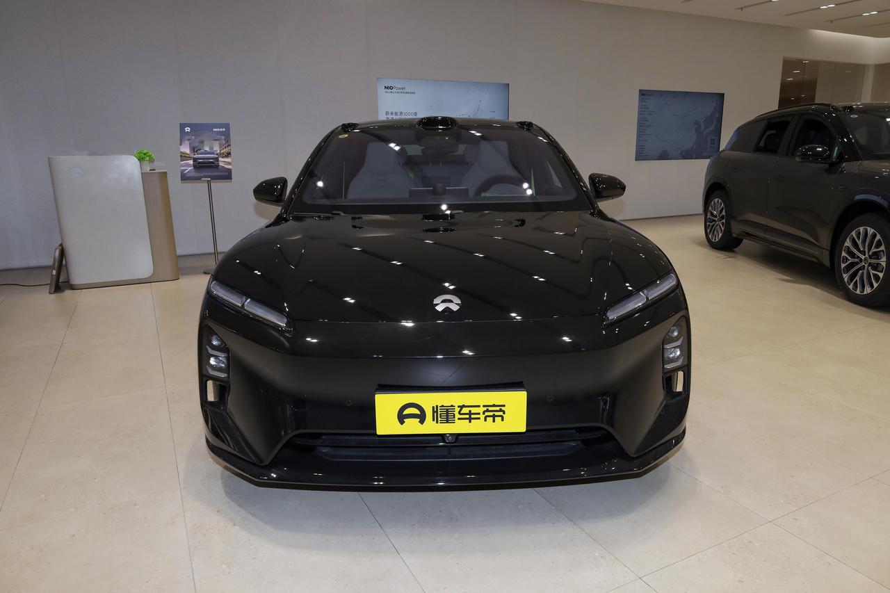 第一眼看蔚来ET5整体轿跑姿态动感十足，线条流畅利落，灯组设计精致有辨识度。但风