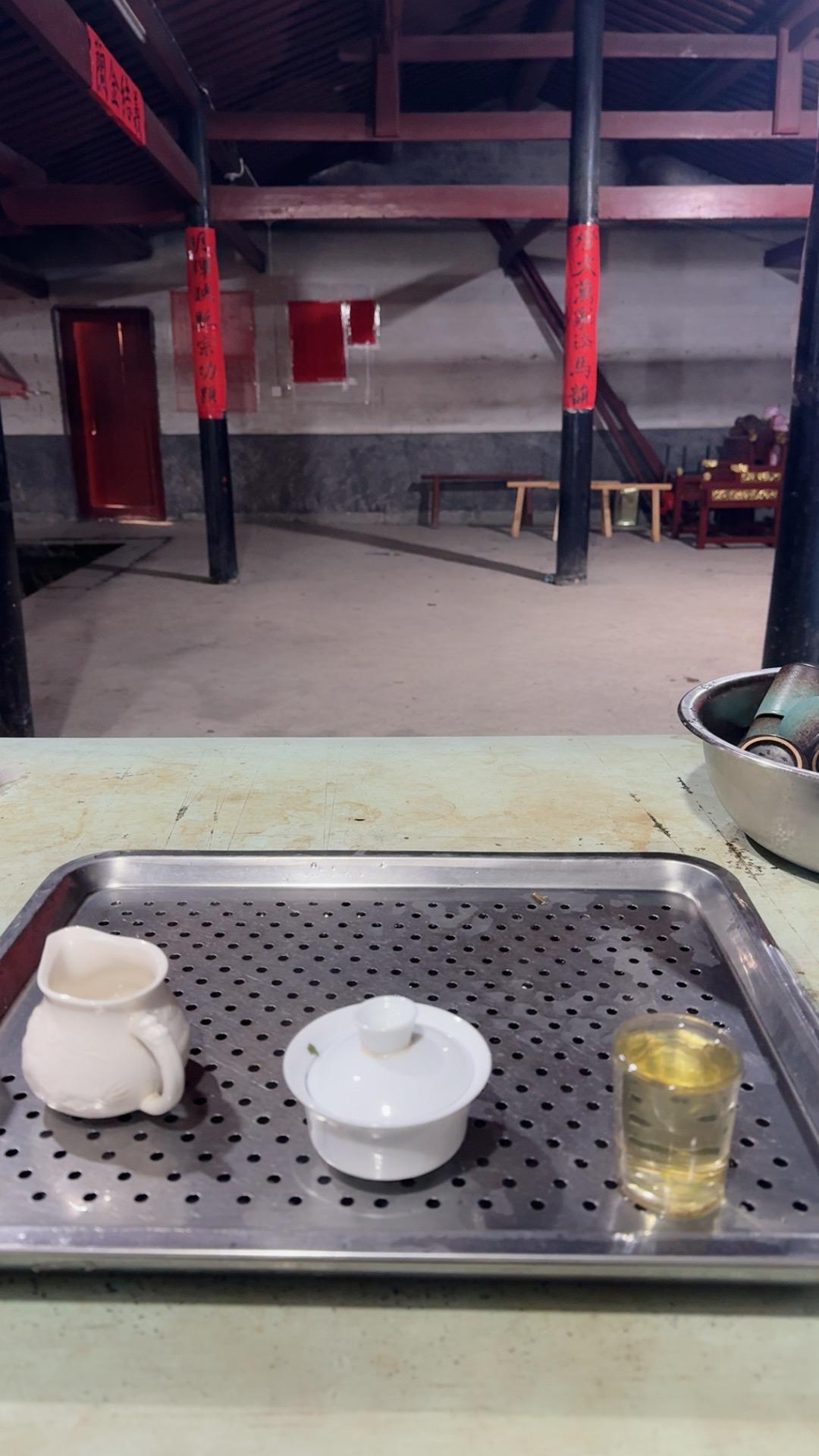 起床到底是先喝水还是先吃饭?
家人们，有没有人跟我一样，每天早上醒来都犯迷糊——