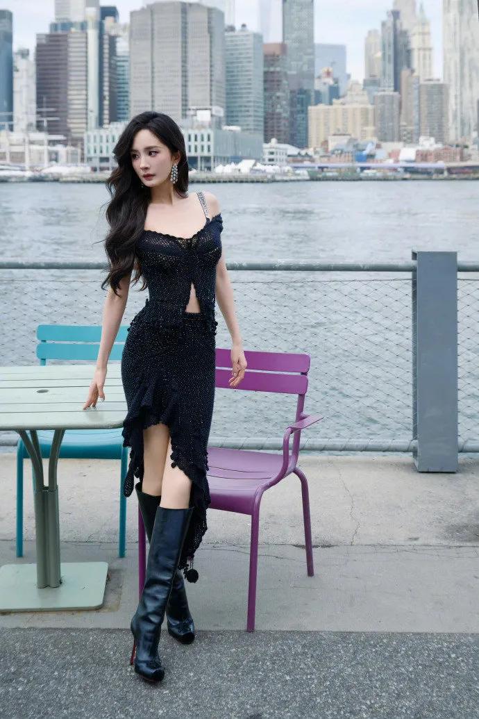 杨幂维密大秀造型封神！生图即神图的女王范
杨幂不愧是内娱颜值天花板！今年维密大秀