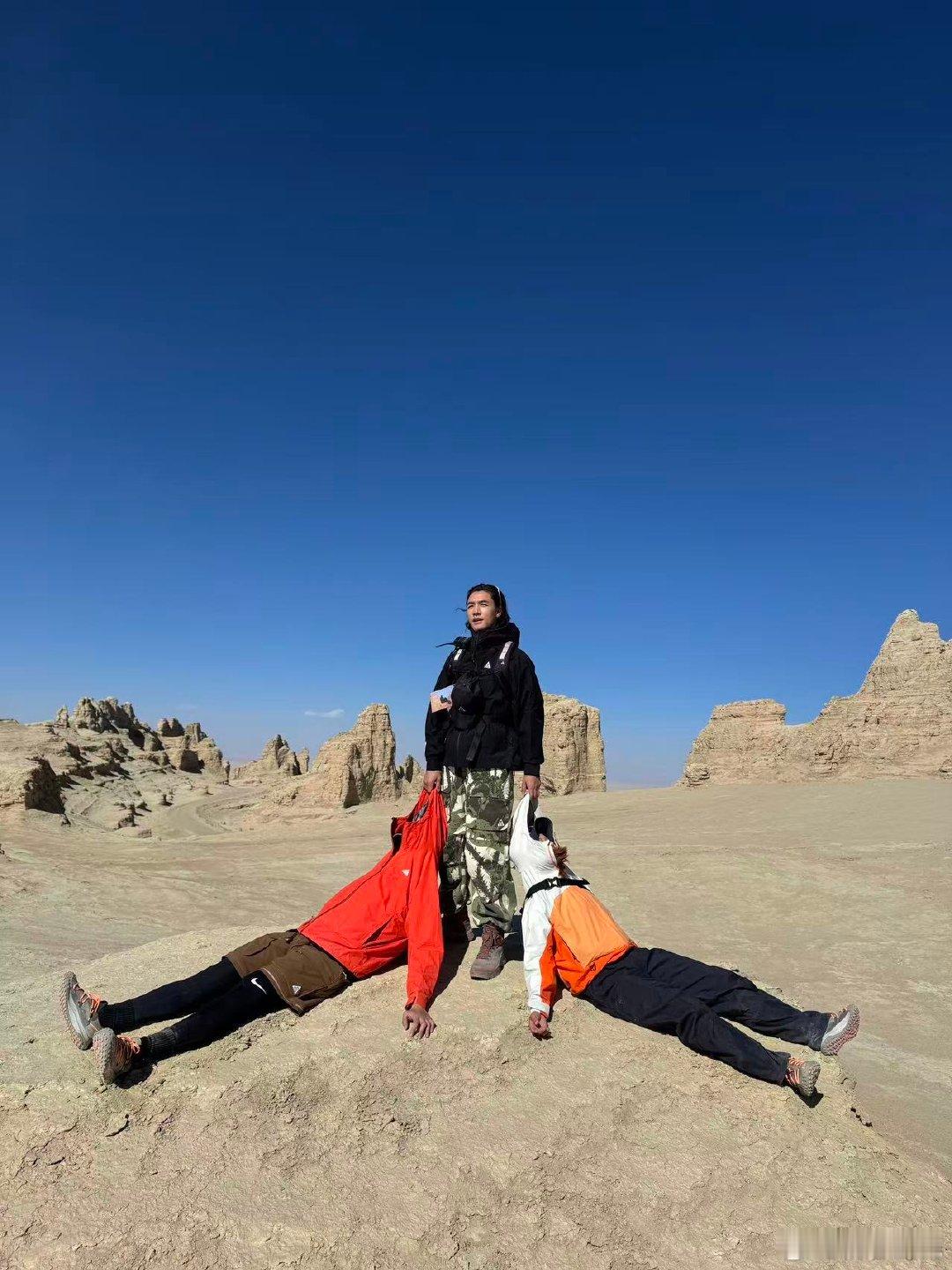 此沙素颜状态 哇塞！此沙素颜出镜直接把我帅到原地转圈圈啦！这脸简直就是“老公模板