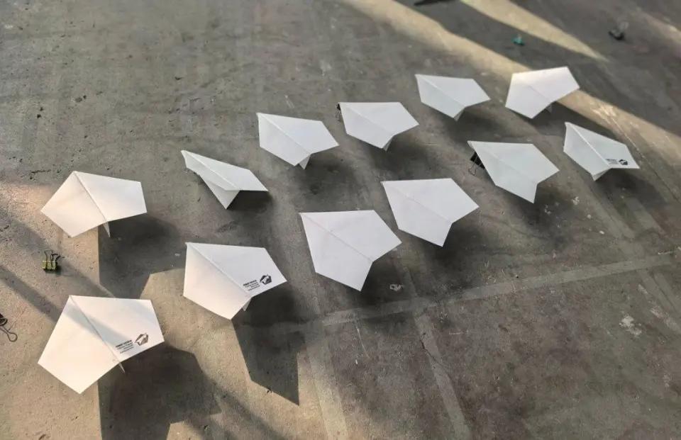 随手一折的纸飞机，能被中国少年玩成“国之骄傲”？

  98.43米，这个接近标